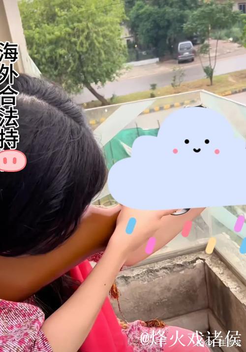 苏亚雷斯印度行遇小女孩穿裆抢圈，一脸震惊后热情互动